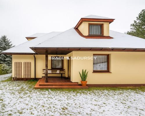 Dom wolnostojący wśród lasów i paru krajobrazowego