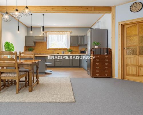 Dom wolnostojący wśród lasów i paru krajobrazowego