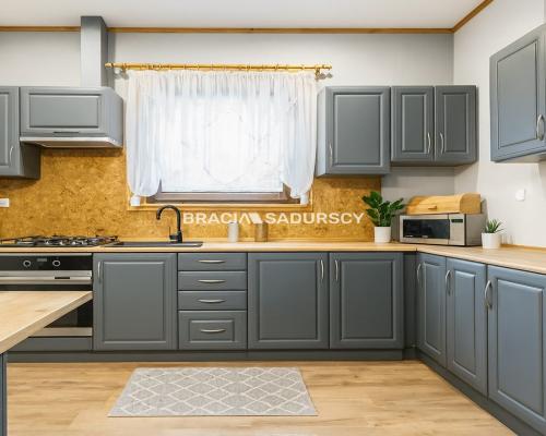 Dom wolnostojący wśród lasów i paru krajobrazowego