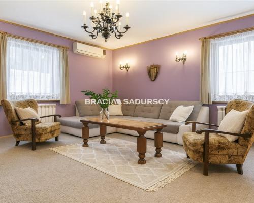 Dom wolnostojący wśród lasów i paru krajobrazowego