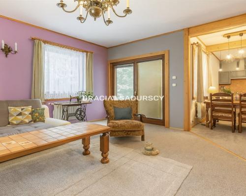 Dom wolnostojący wśród lasów i paru krajobrazowego