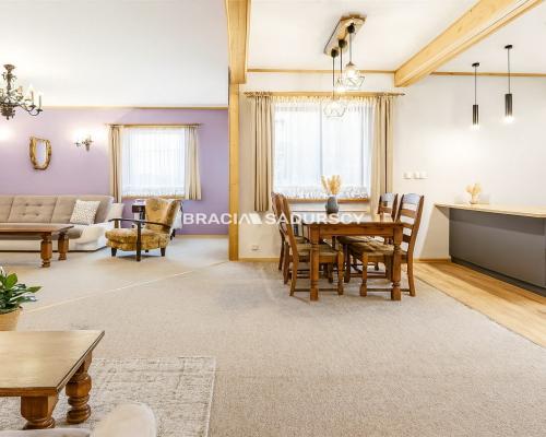 Dom wolnostojący wśród lasów i paru krajobrazowego