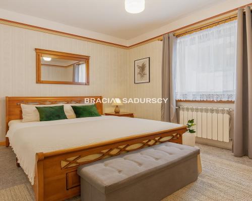 Dom wolnostojący wśród lasów i paru krajobrazowego