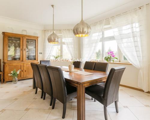 Dom z Dużym Ogrodem w Tyńcu – Spokój Natury!