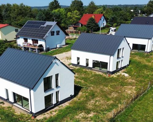 Nowe domy w sąsiedztwie terenów zielonych / Ujazd