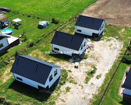 Nowe domy w sąsiedztwie terenów zielonych / Ujazd