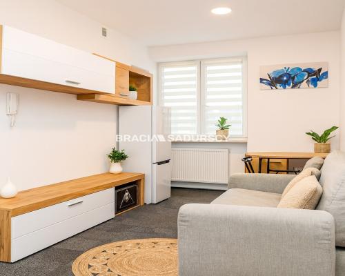 Dom inwestycyjny – 5 mieszkań, 2 lokale, paczkomat