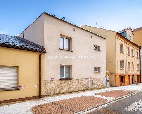 Dom inwestycyjny – 5 mieszkań, 2 lokale, paczkomat