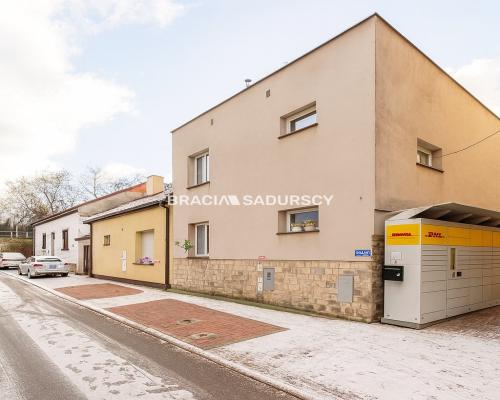 Dom inwestycyjny – 5 mieszkań, 2 lokale, paczkomat