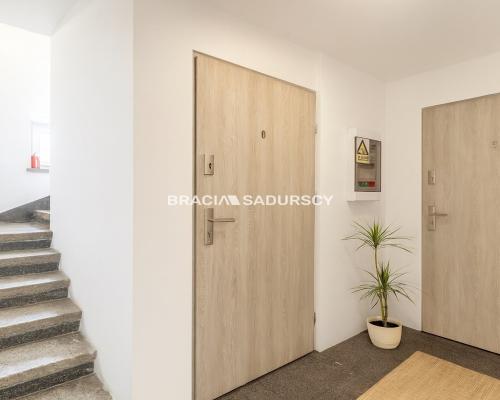 Dom inwestycyjny – 5 mieszkań, 2 lokale, paczkomat