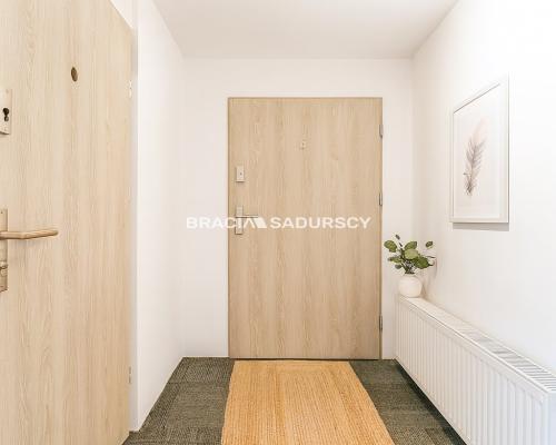 Dom inwestycyjny – 5 mieszkań, 2 lokale, paczkomat