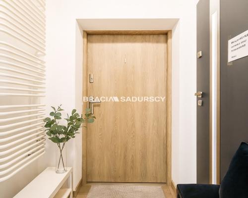 Dom inwestycyjny – 5 mieszkań, 2 lokale, paczkomat