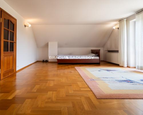 Dom wolnostojący, na 11 arowej działce.