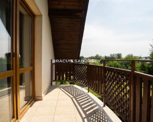 Dom wolnostojący, na 11 arowej działce.