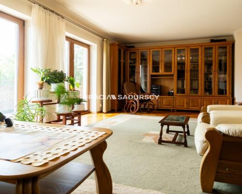 Dom wolnostojący, na 11 arowej działce.