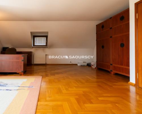 Dom wolnostojący, na 11 arowej działce.