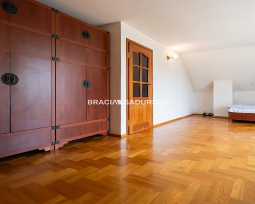 Dom wolnostojący, na 11 arowej działce.