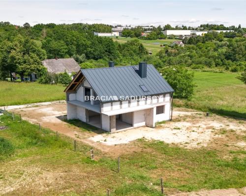 Dom w spokojnej okolicy Jeziora Dobczyckiego.