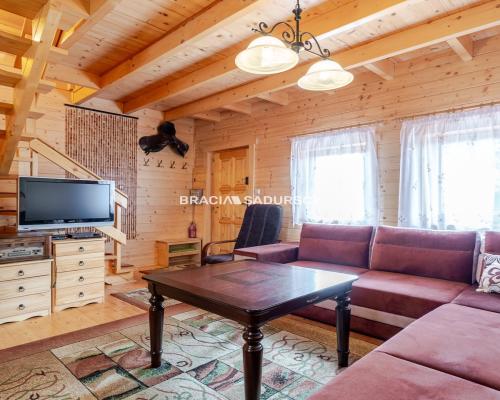 Dom nad jeziorem z dużą działką widokową.