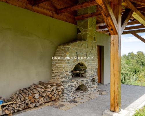 Dom nad jeziorem z dużą działką widokową.