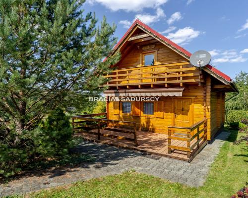 Dom nad jeziorem z dużą działką widokową.