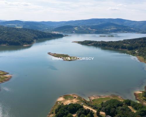 Dom nad jeziorem z dużą działką widokową.