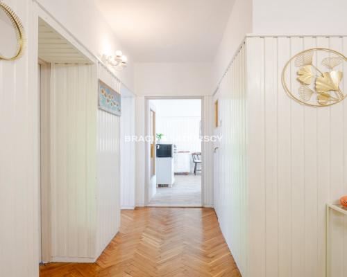 Przestrzenny dom w okolicach Mogilan.