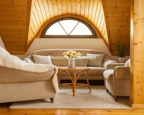 Wygodny rodzinny dom w malowniczej okolicy.