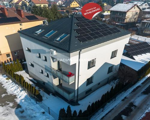 Budynek z 6 niezależnymi apartamentami.