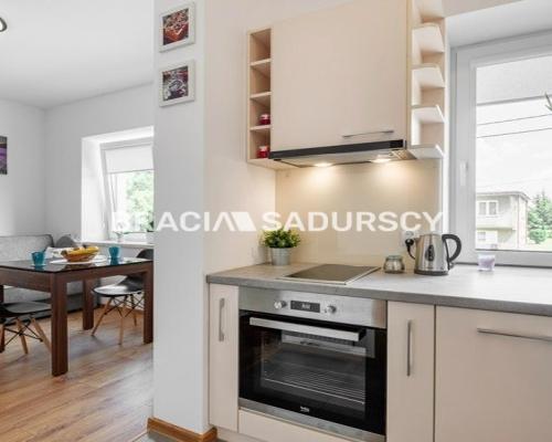 Budynek z 6 niezależnymi apartamentami.