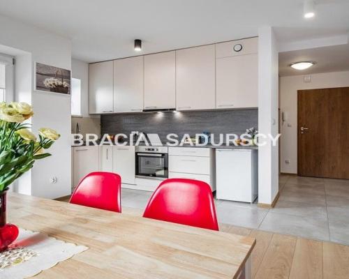 Budynek z 6 niezależnymi apartamentami.