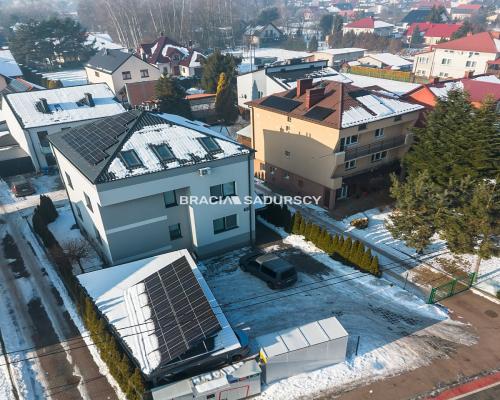 Budynek z 6 niezależnymi apartamentami.