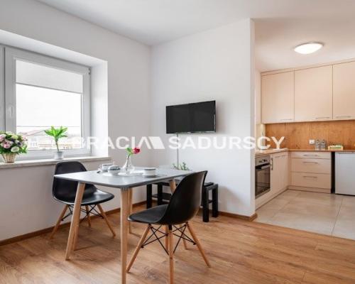 Budynek z 6 niezależnymi apartamentami.