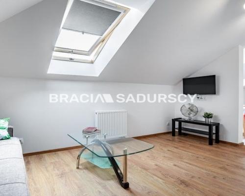 Budynek z 6 niezależnymi apartamentami.