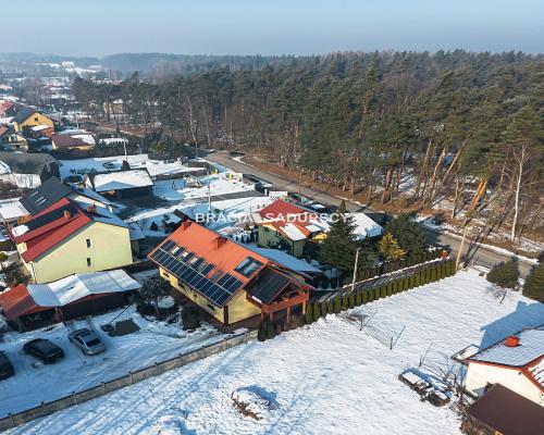 Dwa domy w otoczeniu Puszczy Niepołomickiej.