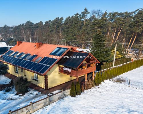 Dwa domy w otoczeniu Puszczy Niepołomickiej.