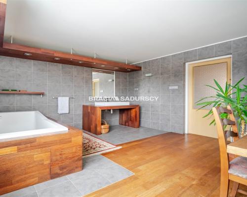 Dom wolnostojący 313m2 z basenem-blisko Krakowa