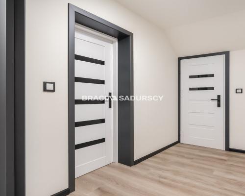 Wygodne domy pod lasem w Podgórkach Tynieckich.