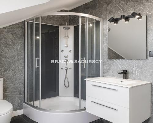 Wygodne domy pod lasem w Podgórkach Tynieckich.