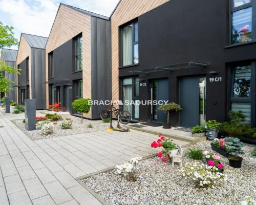 Zielona Oaza Nowoczesny Dom w Stylu Stodoły