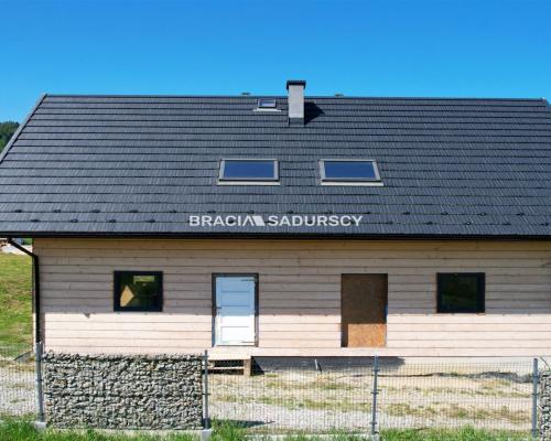 Dwa drewniane domy z czterema lokalami