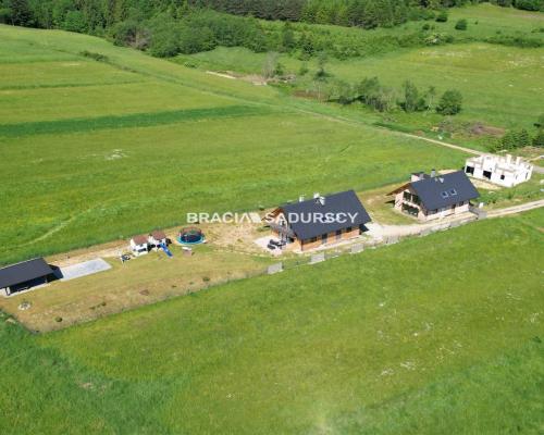 Dwa drewniane domy z czterema lokalami