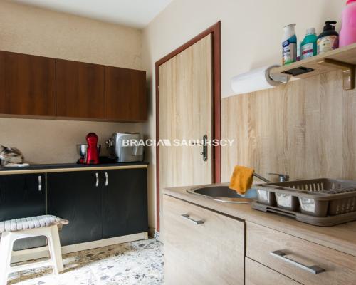 Dom z pięknym ogrodem i budynkiem usługowym