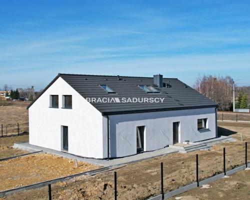 ​​​​​  Dom wolnostojący w Inwałdzie - nowoczesna stodoła z antresolą    Oferujemy do sprzedaży wyjątkowy, energooszczędny dom