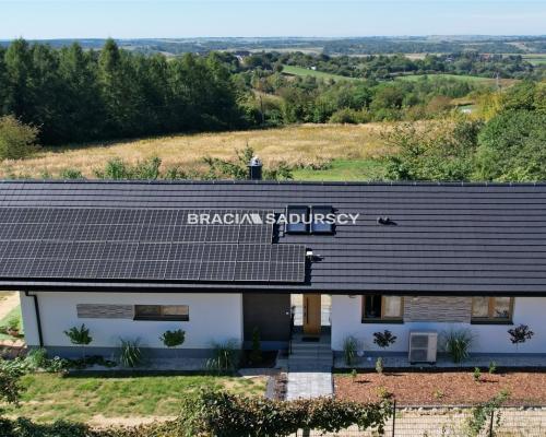 Biuro Nieruchomości Bracia Sadurscy prezentuje na sprzedaż nowoczesny, energooszędny dom wolnostojący o wysokim standardzie wyk