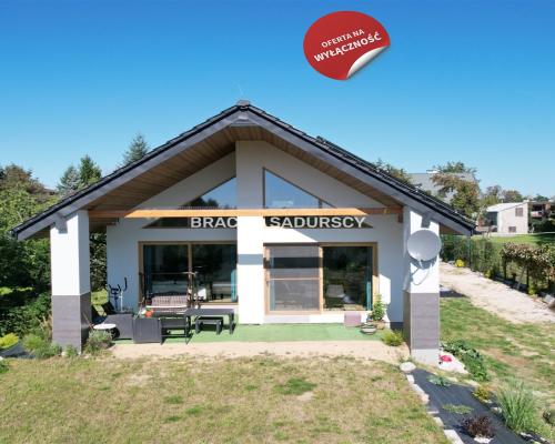 Biuro Nieruchomości Bracia Sadurscy prezentuje na sprzedaż nowoczesny, energooszędny dom wolnostojący o wysokim standardzie wyk
