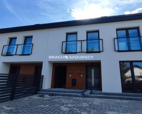 Mam przyjemność zaoferować Państwu mieszkanie w domu typu bliźniak w pięknej, cichej okolicy w miejscowości Borek Szlachecki po