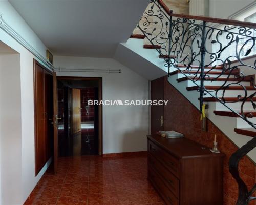 Dom mieszkalny, trzykondygnacyjny