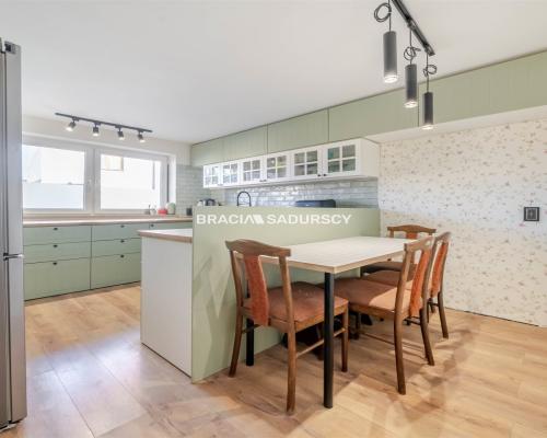 DOM Z OGRODEM I GARAŻEM - SKAŁA K. KRAKOWA   Na sprzedaż dom jednorodzinny o powierzchni ok. 150 m² z wysokim poddaszem