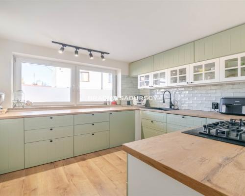 DOM Z OGRODEM I GARAŻEM - SKAŁA K. KRAKOWA   Na sprzedaż dom jednorodzinny o powierzchni ok. 150 m² z wysokim poddaszem